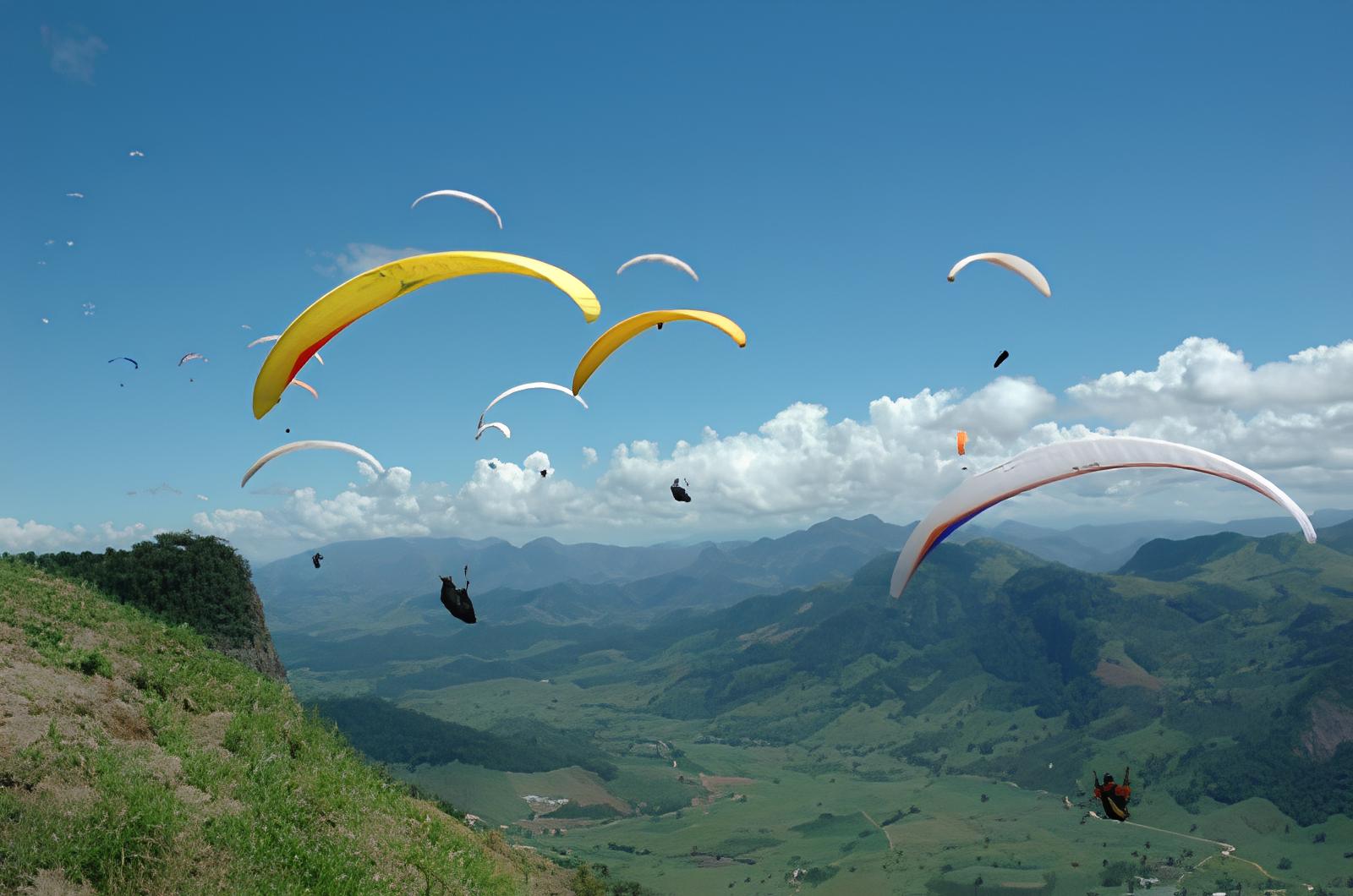 Imagem de pessoas praticando parapente